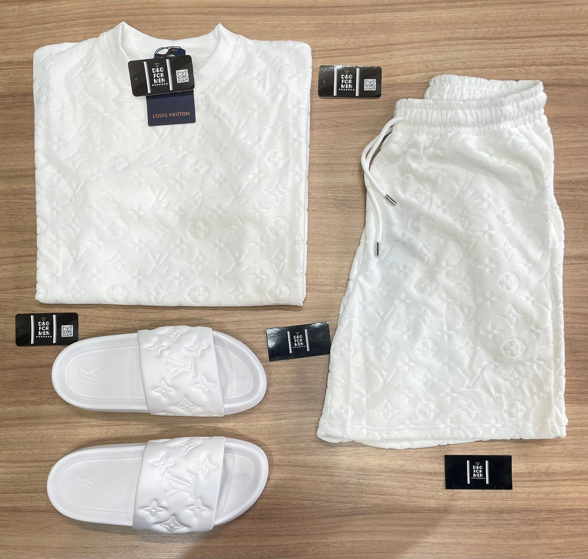 Conjunto Grife White- Louis Vuitton (Promoção Esquenta Black Friday) [CAMISA + BERMUDA + BONÉ + CHINELO]